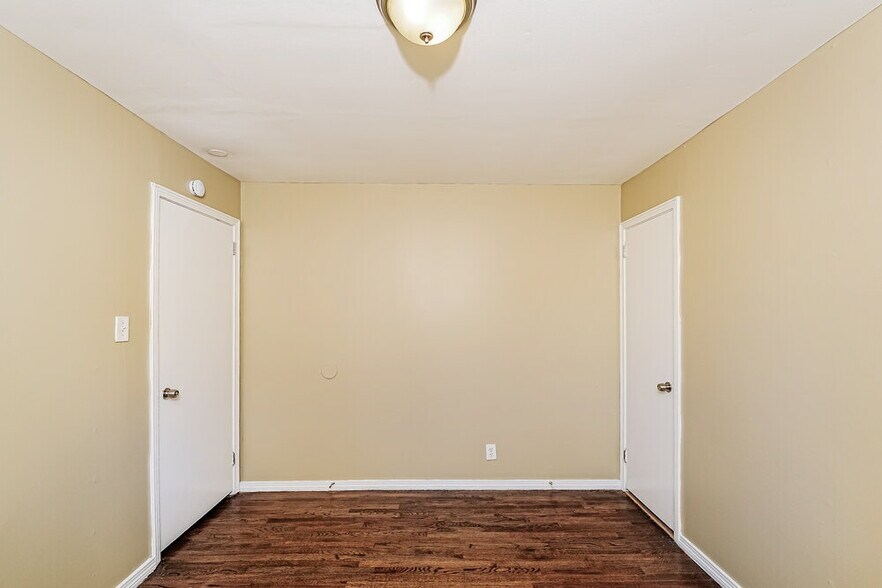 Building Photo - 2568 Forestdale Blvd