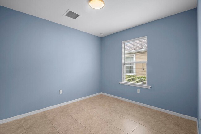 Building Photo - Stunning  2-bedr 2-bath+ Den/office home located in the desirable Lindsford in Fort Myers