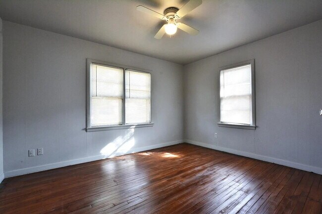 Building Photo - Cute 2/1 with Tons of Space!