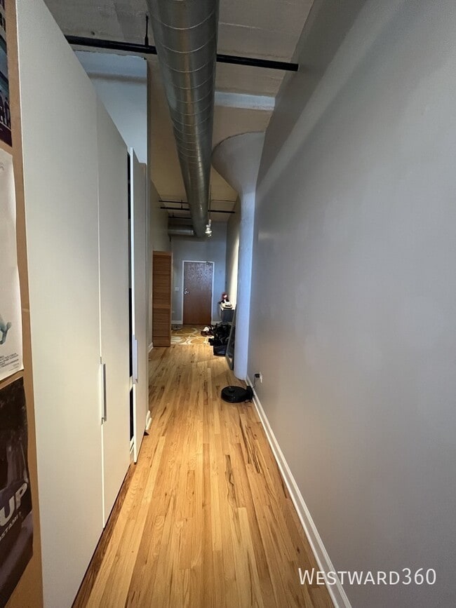 Building Photo - 221 E Cullerton St