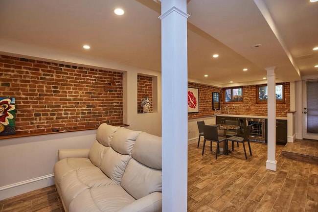 Building Photo - 3 level townhouse w 2br 2.5ba, parking spo...