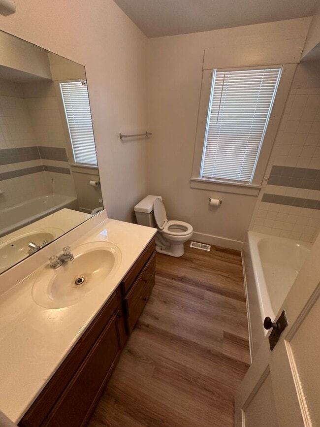 Building Photo - $895 - 2 bedroom/ 1 bathroom - Single Fami...