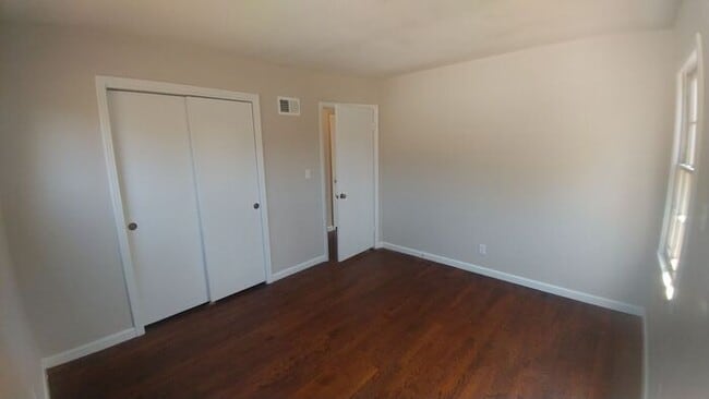 Building Photo - Charming 2 bedrooms and 1 bath home located on Sagamore Rd in Leawood, KS