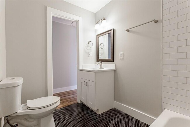 Building Photo - 870 Gaston St SW