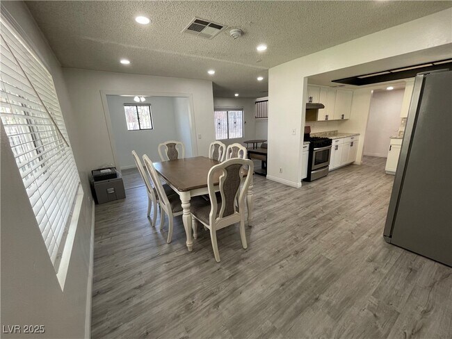 Building Photo - 5005 Celebrity Cir