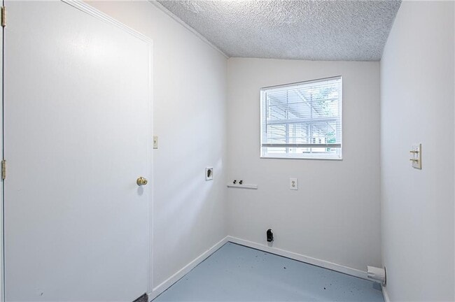 Building Photo - 1006 Hampton Ct NW