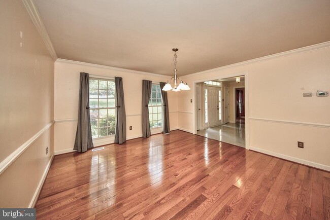 Building Photo - 210 King Johns Ct