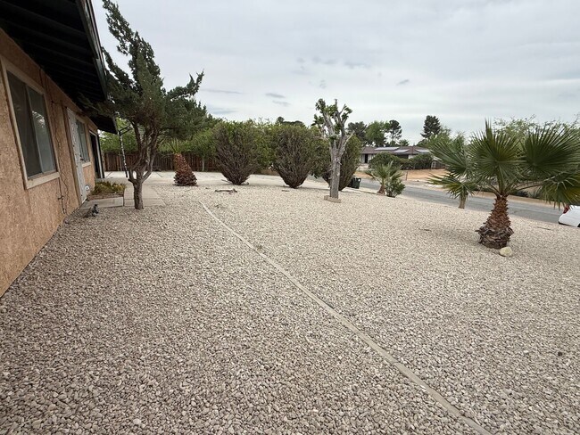 Building Photo - Victorville - 3 Bedrooms, 2 Bathrooms, New Paint, New Blinds, Tile Floors