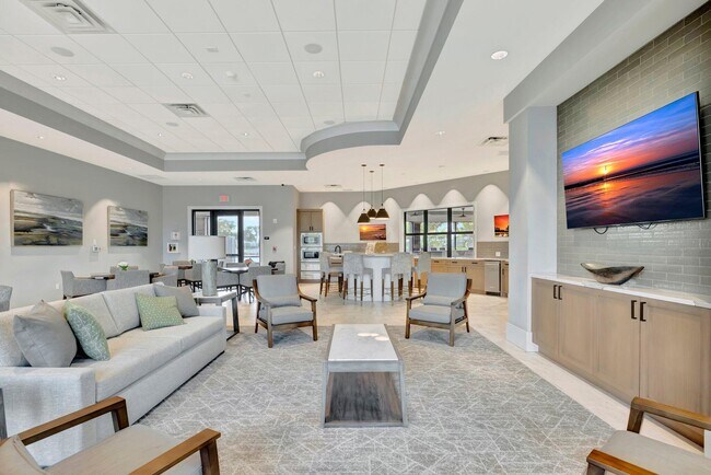 Building Photo - 4651 Pinehurst Trl E