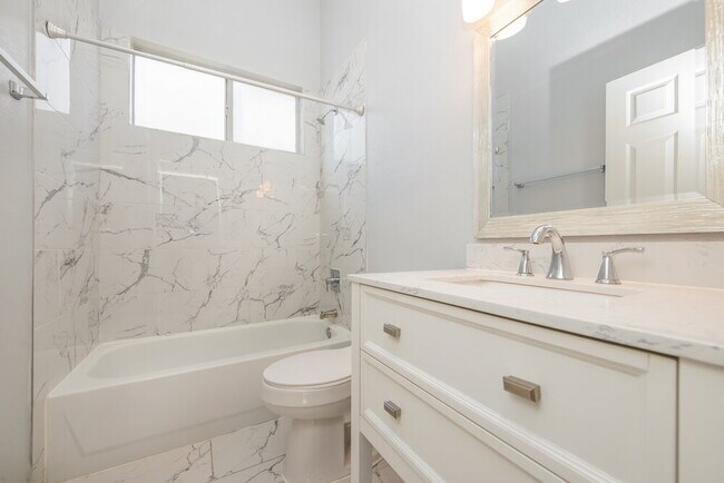 Building Photo - 704 Colonnade Row Dr