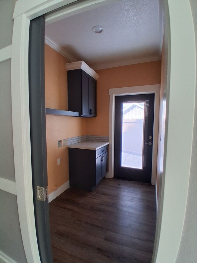 Building Photo - 2112 Eicher Ave