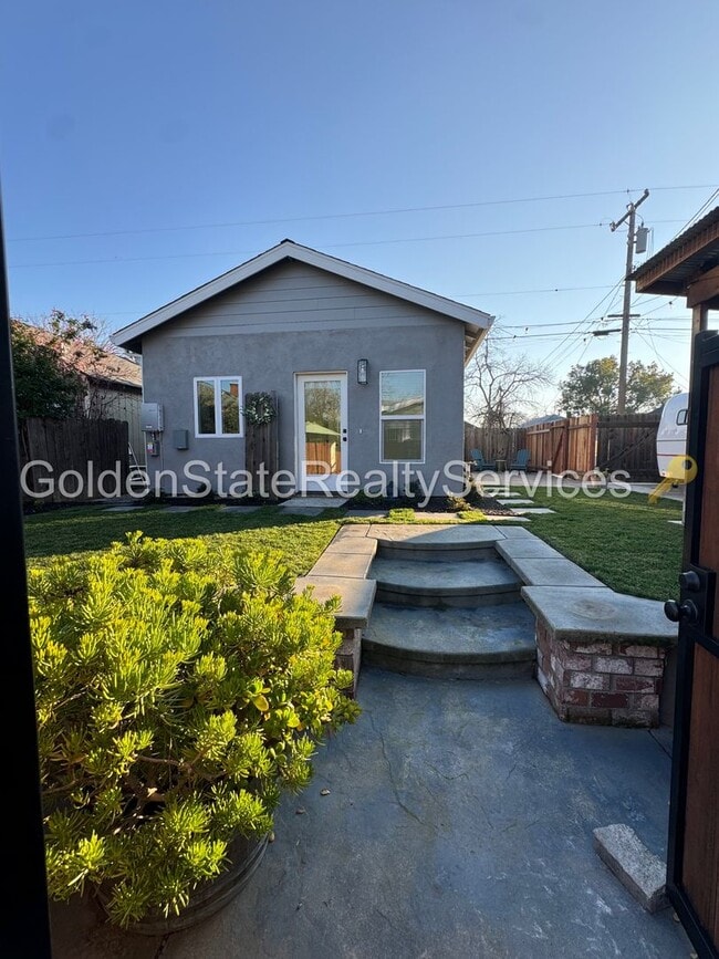 Building Photo - Pleasant St