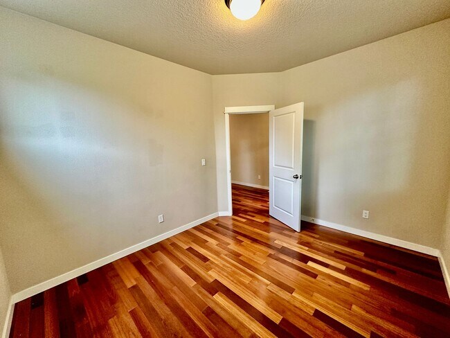 Building Photo - Beautiful 6-bedroom 4-bathroom home in an upscale neighborhood in the Sexton Mountain section of ...