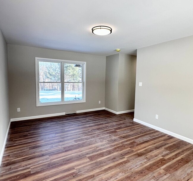 Building Photo - 521 Middleline Rd