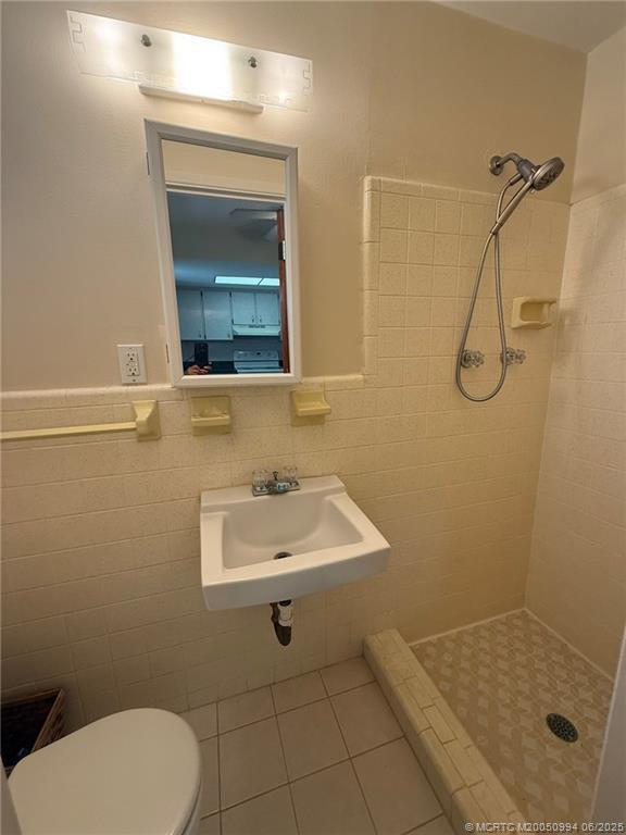 Building Photo - 2427 NW Holiday Ct