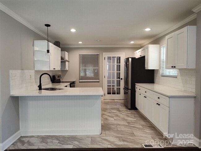 Building Photo - 3401 Bonaire Dr