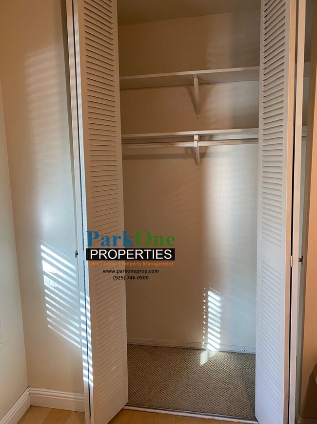 Building Photo - Spacious 2 bed / 2 bath condo in great location.