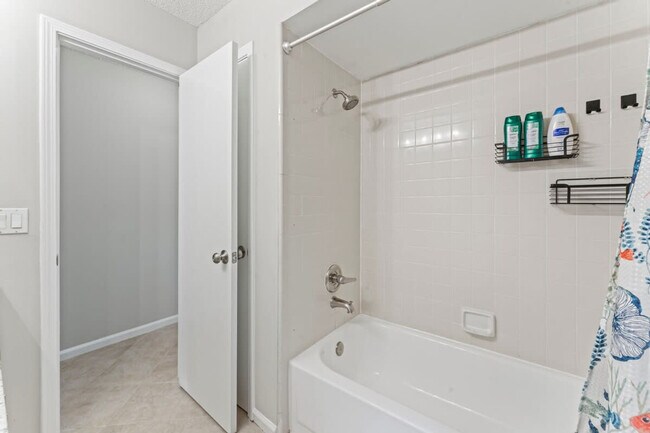 Building Photo - 10383 Chatwood Ct