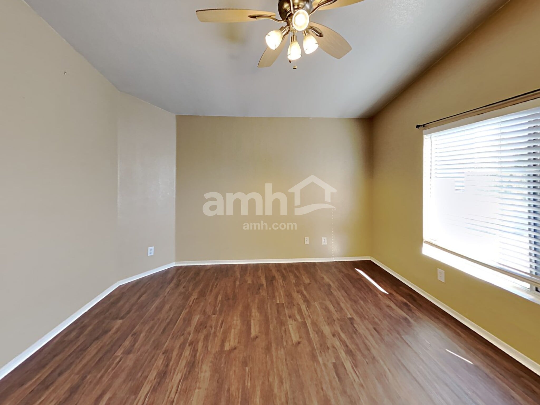 Building Photo - 907 N Albert Dr