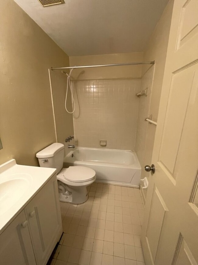 Building Photo - Pineridge - Beautiful 2 Bedroom, 1 Bathroo...