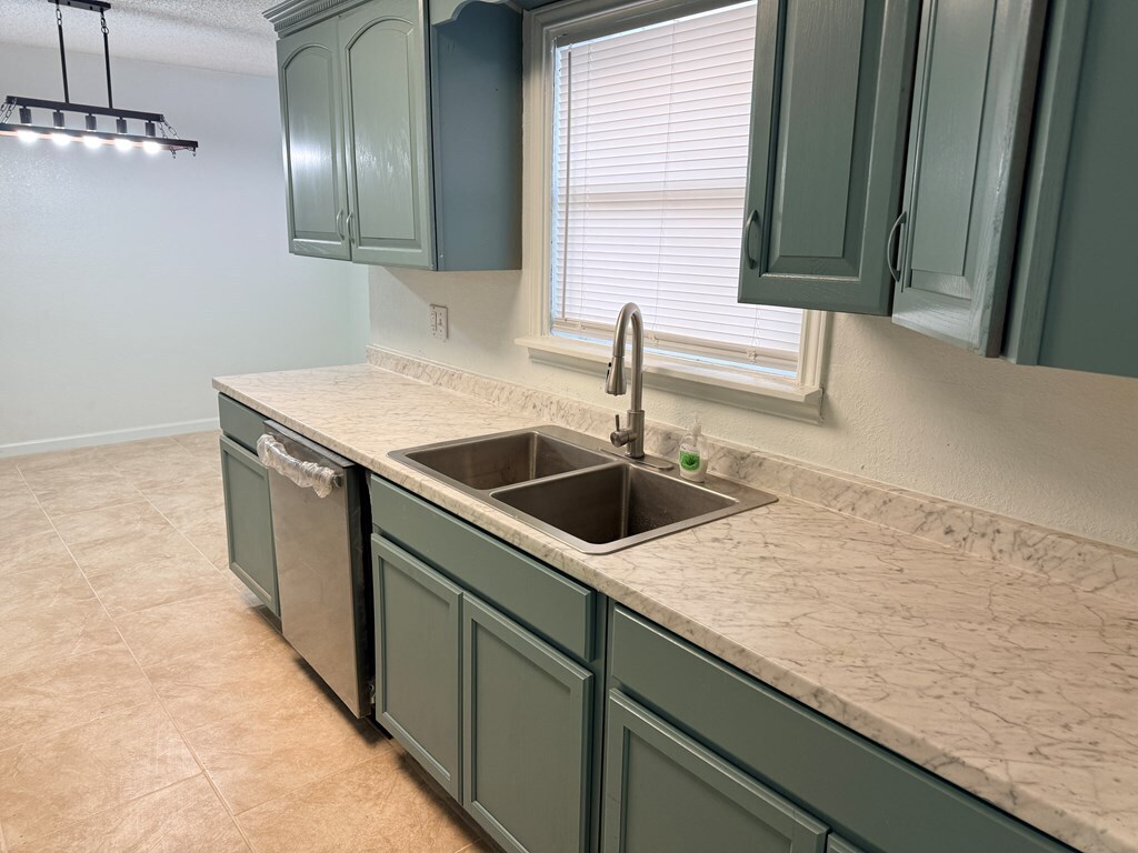 Building Photo - 2501 Redbud Ave