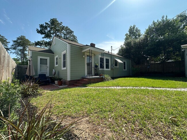 Building Photo - 3 BED | 1 BATH | SPACIOUS GATED BACKYARD |...