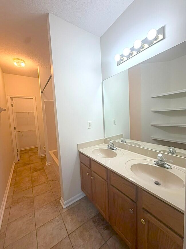 Building Photo - 7751 Lipscomb Dr