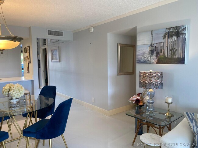 Building Photo - 14 Royal Palm Way
