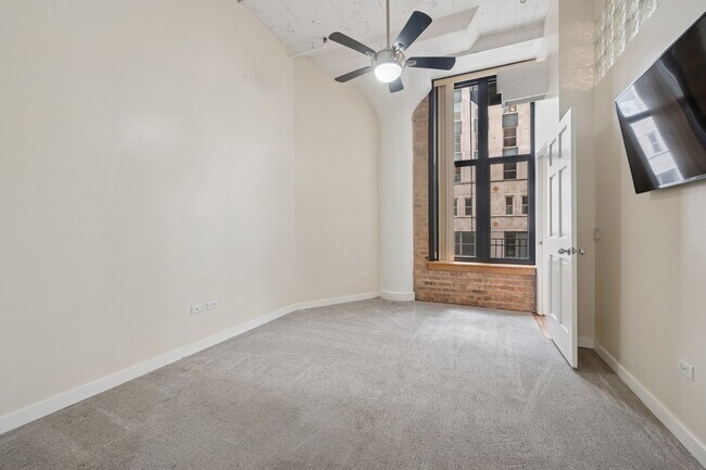Building Photo - 333 W Hubbard St