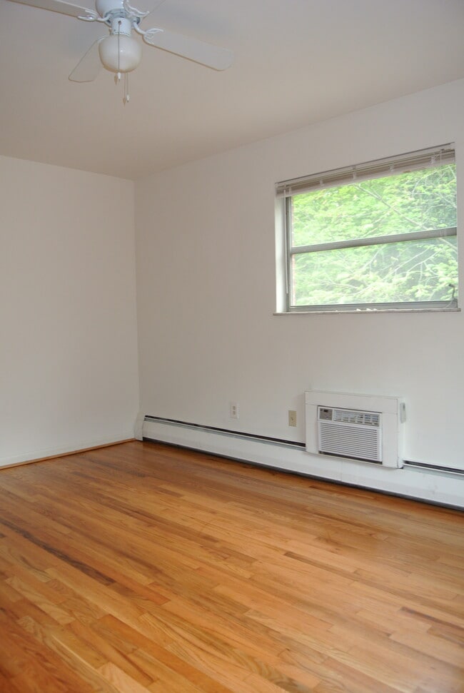 bedroom - 2935 Linwood Ave