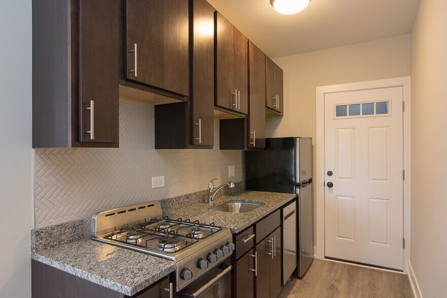 Building Photo - 706 W Brompton Ave