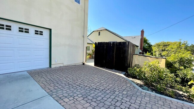 Building Photo - Single-Level 2-Bedroom 2-Bath House + Garage w/ Air Conditioning