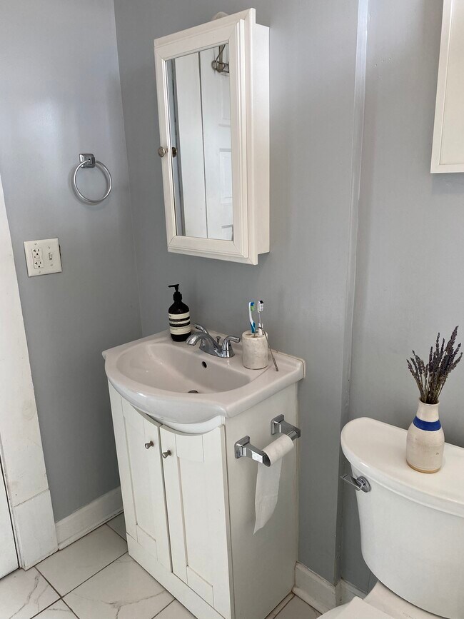 Building Photo - 425 W 3rd Ave