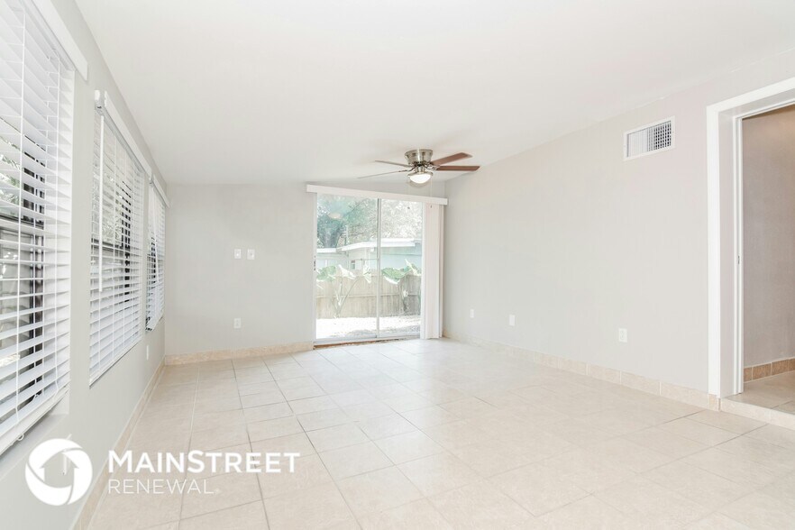 Building Photo - 1936 Pinehurst Dr