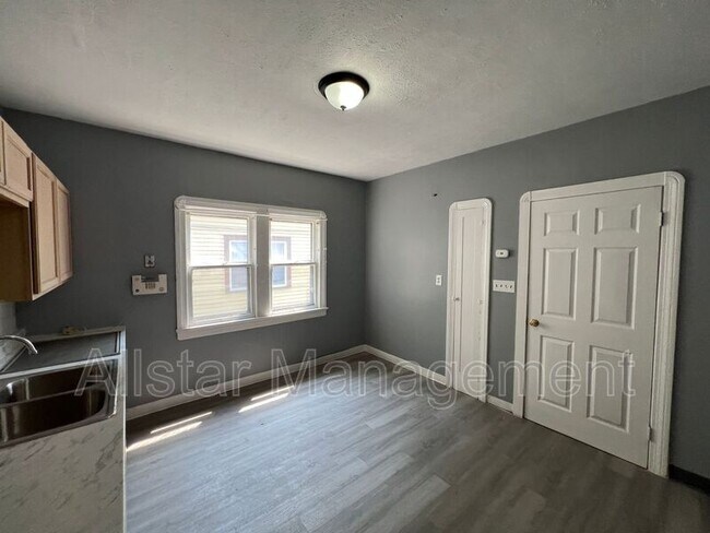 Building Photo - 3257 E 139th St