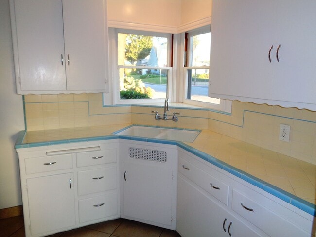 Building Photo - 2 Bedroom 1 Bath Duplex for Rent in Uptown Whittier