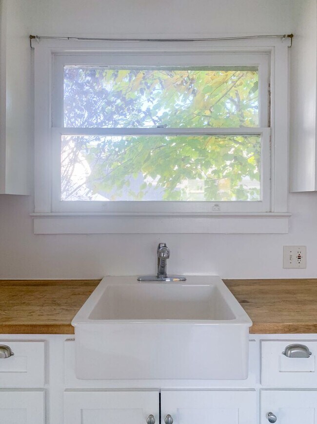 Building Photo - 5670 York Blvd