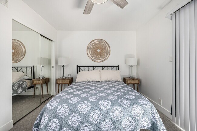 Building Photo - "Charming 1-Bedroom Townhouse in Phoenix –...