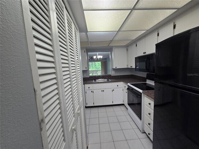 Building Photo - 7056 W Country Club Dr N