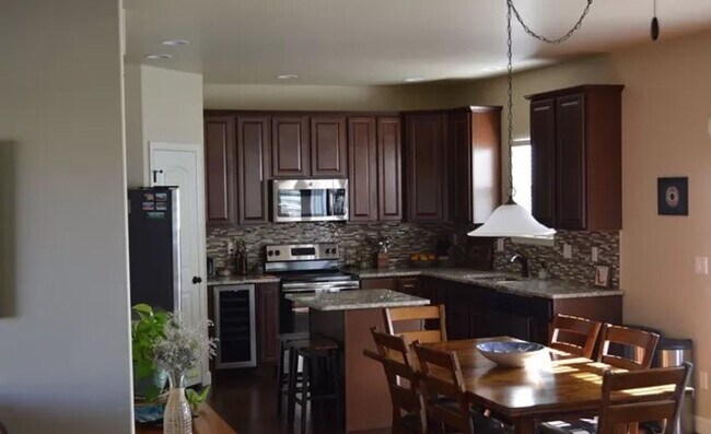Building Photo - Beautiful 4 Bedroom Home in Desirable Springs Ranch Area!