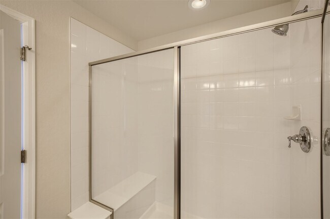 Building Photo - Beautiful SW Longmont Townhome