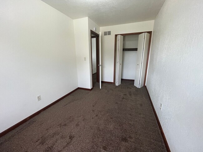Building Photo - 519-E S Silverwood Lane