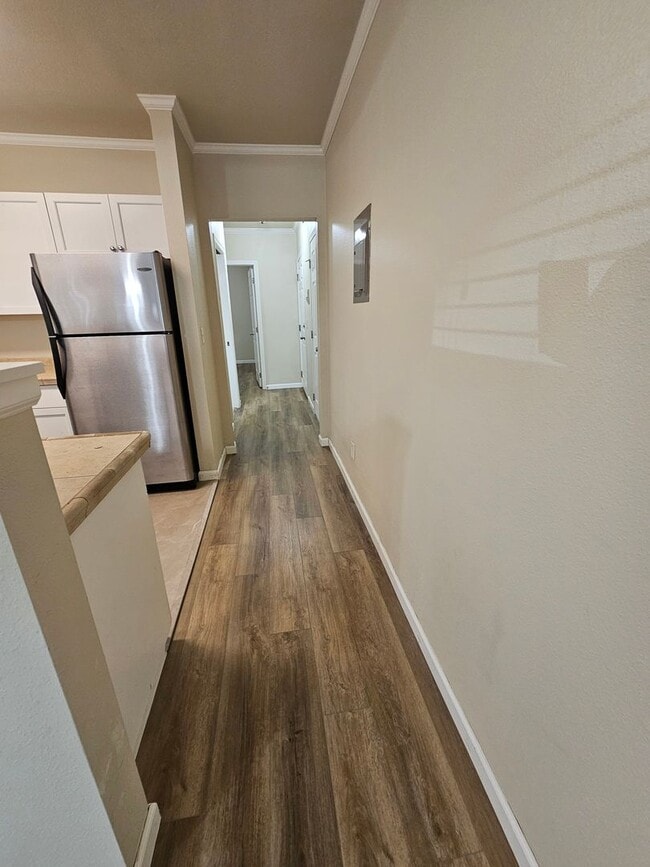 Building Photo - Charming 1 Bedroom, 1 Bath Large Apt in In...