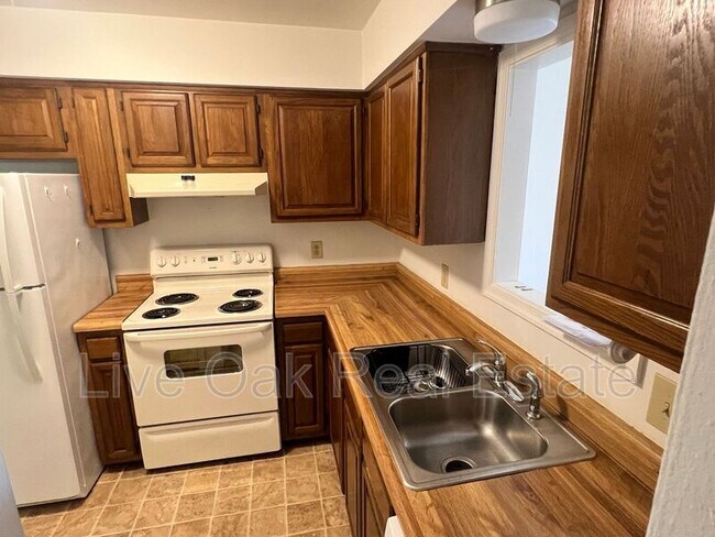 Building Photo - 2605 Meadows Landing
