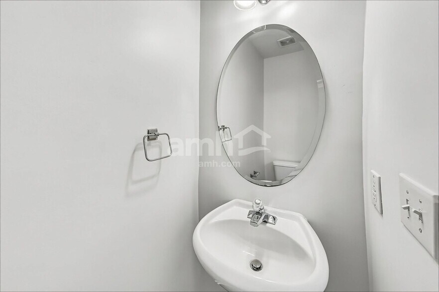 Building Photo - 1004 Bikar Ct