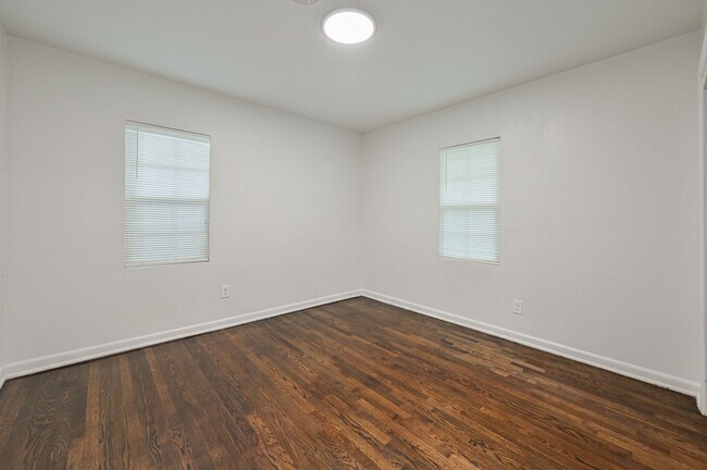 Building Photo - 3501 Sycamore Dr