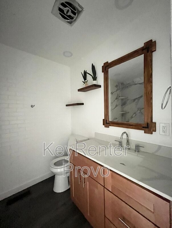 Building Photo - 2091 N 220 E St