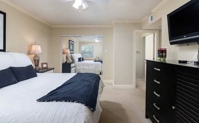 Building Photo - 3 BED 2 BATH Close to campus at Turnberry Condo's