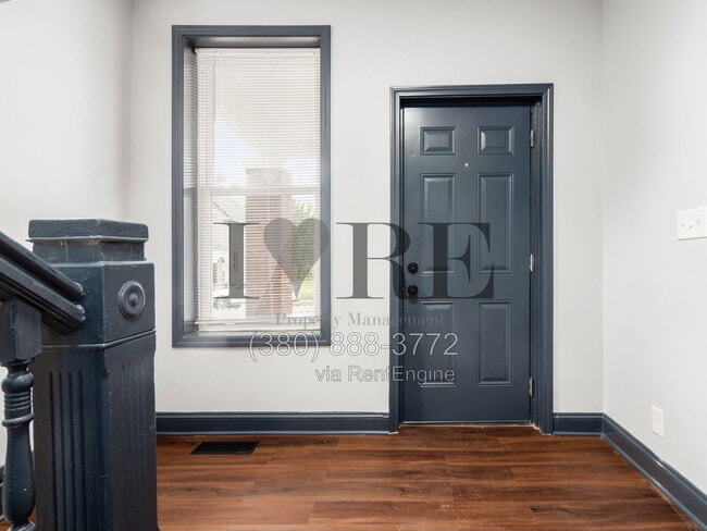 Building Photo - 806 Sullivant Ave