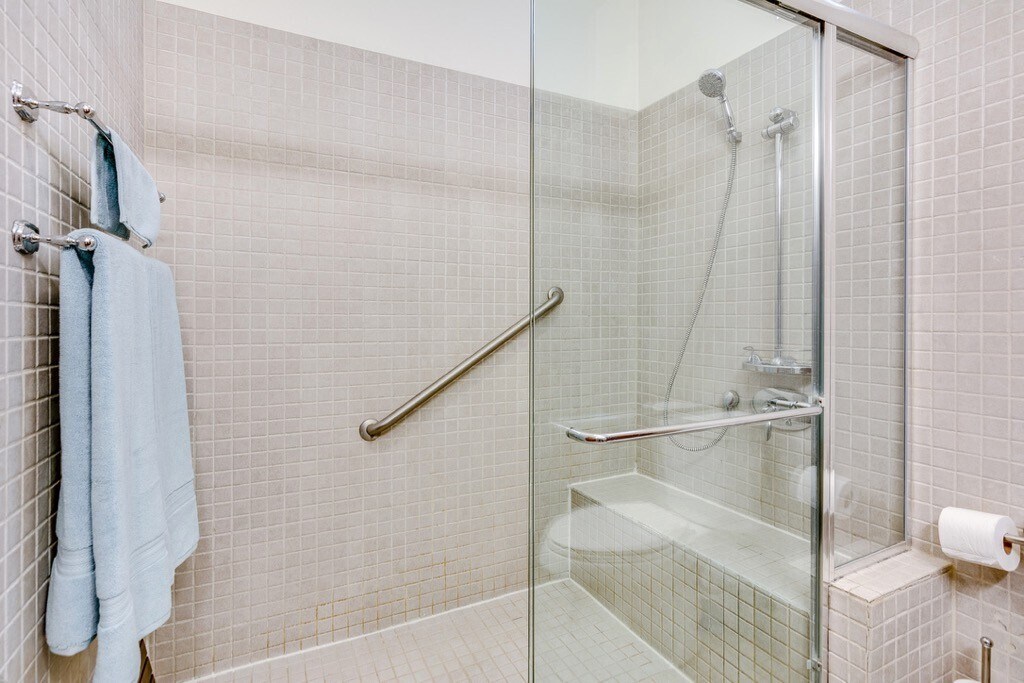 Building Photo - 921 W Newport Ave